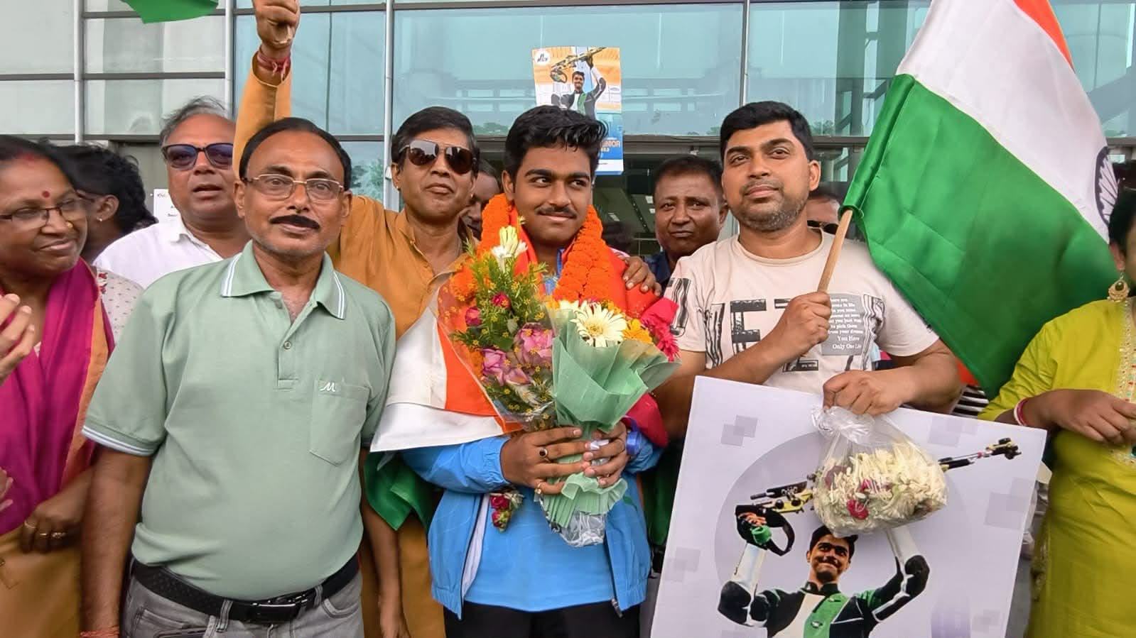 বিশ্বজয়ী শুটার অভিনব সাউকে দুর্গাপুরে বর্ণাঢ্য সংবর্ধনা