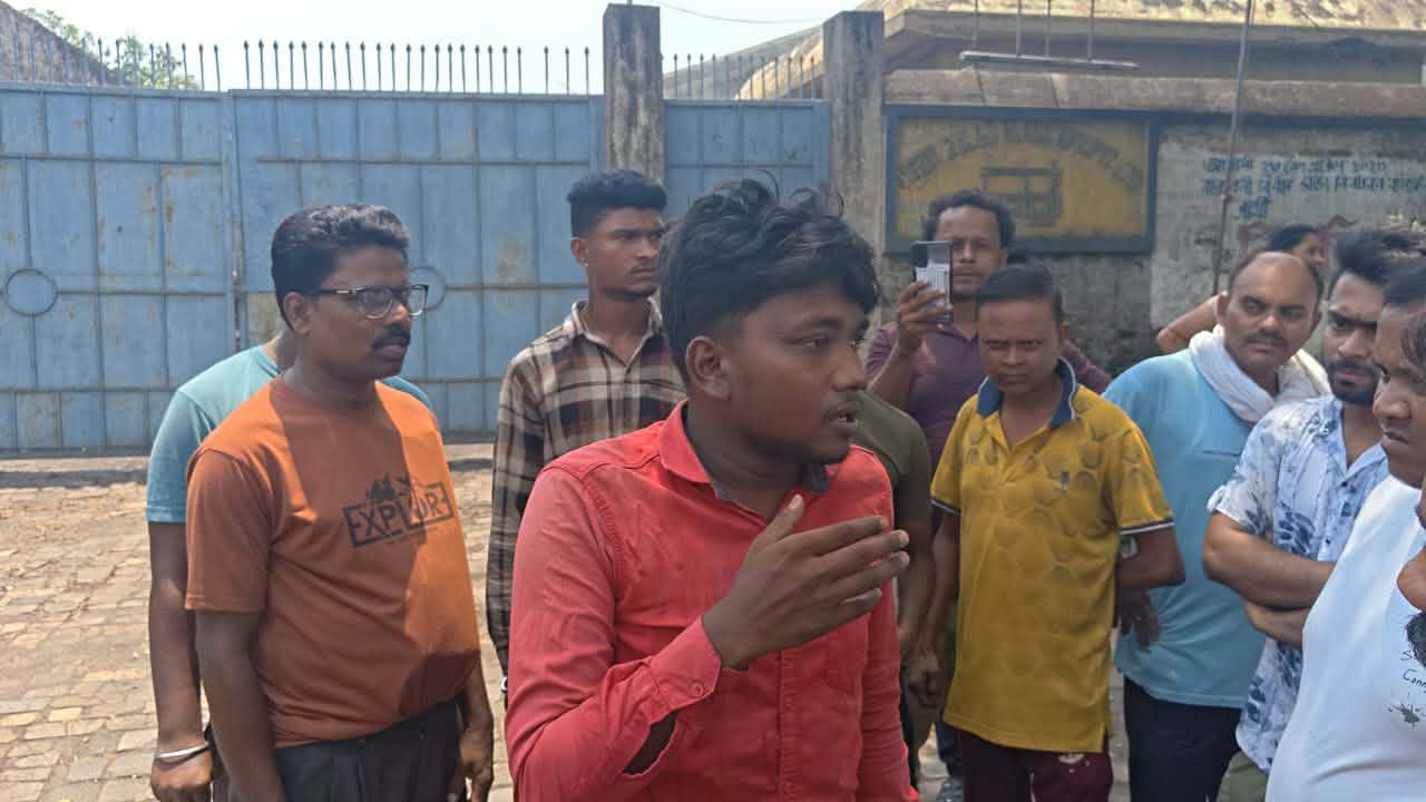 ​শ্রমিক বিক্ষোভ ও অবরোধে উত্তাল সালানপুরের বালাজি সিরামিকস