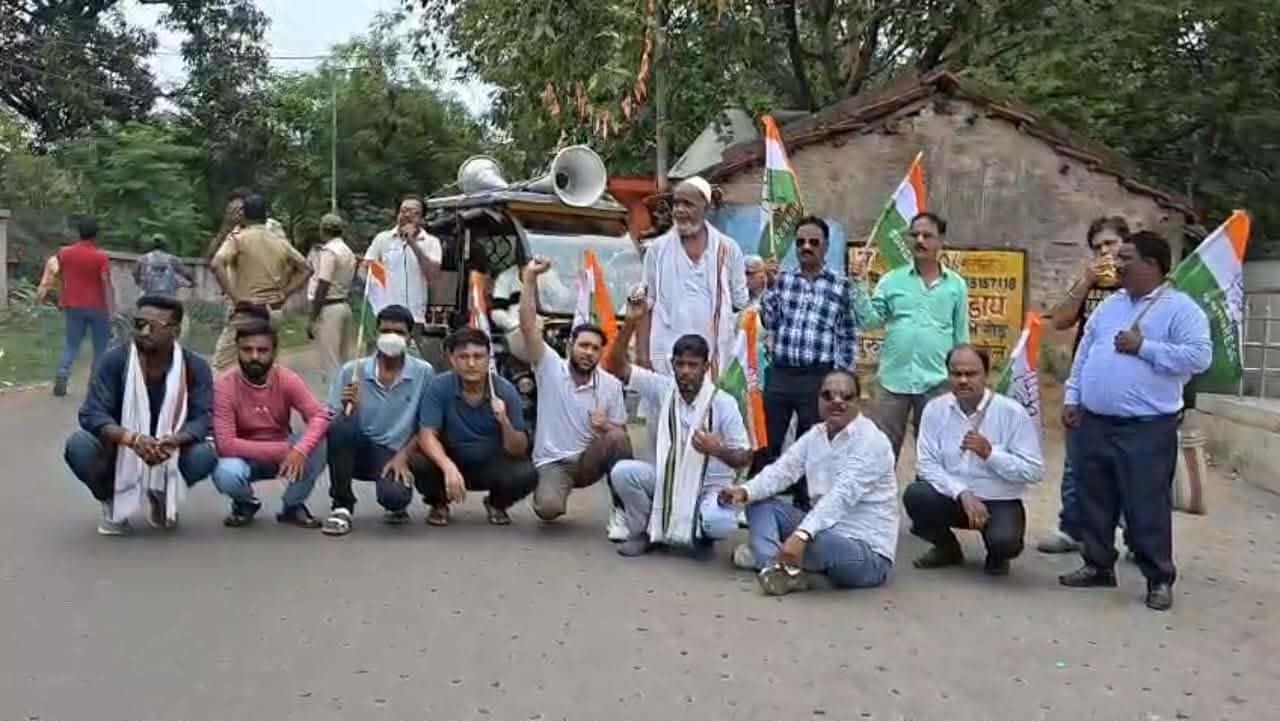 বিভিন্ন দাবিতে জেলা শাসকের দ্বারস্থ কুলটি ব্লক কংগ্রেস