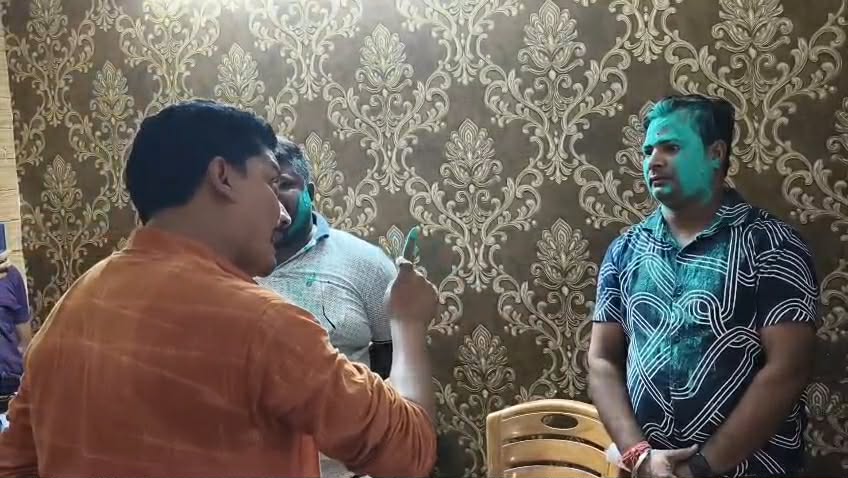 দলবদলু ও তোলাবাজদের বিরুদ্ধে কড়া বার্তা বিজেপির, সবুজ আবির মাখিয়ে বিদায় তৃণমূল নেতাকে