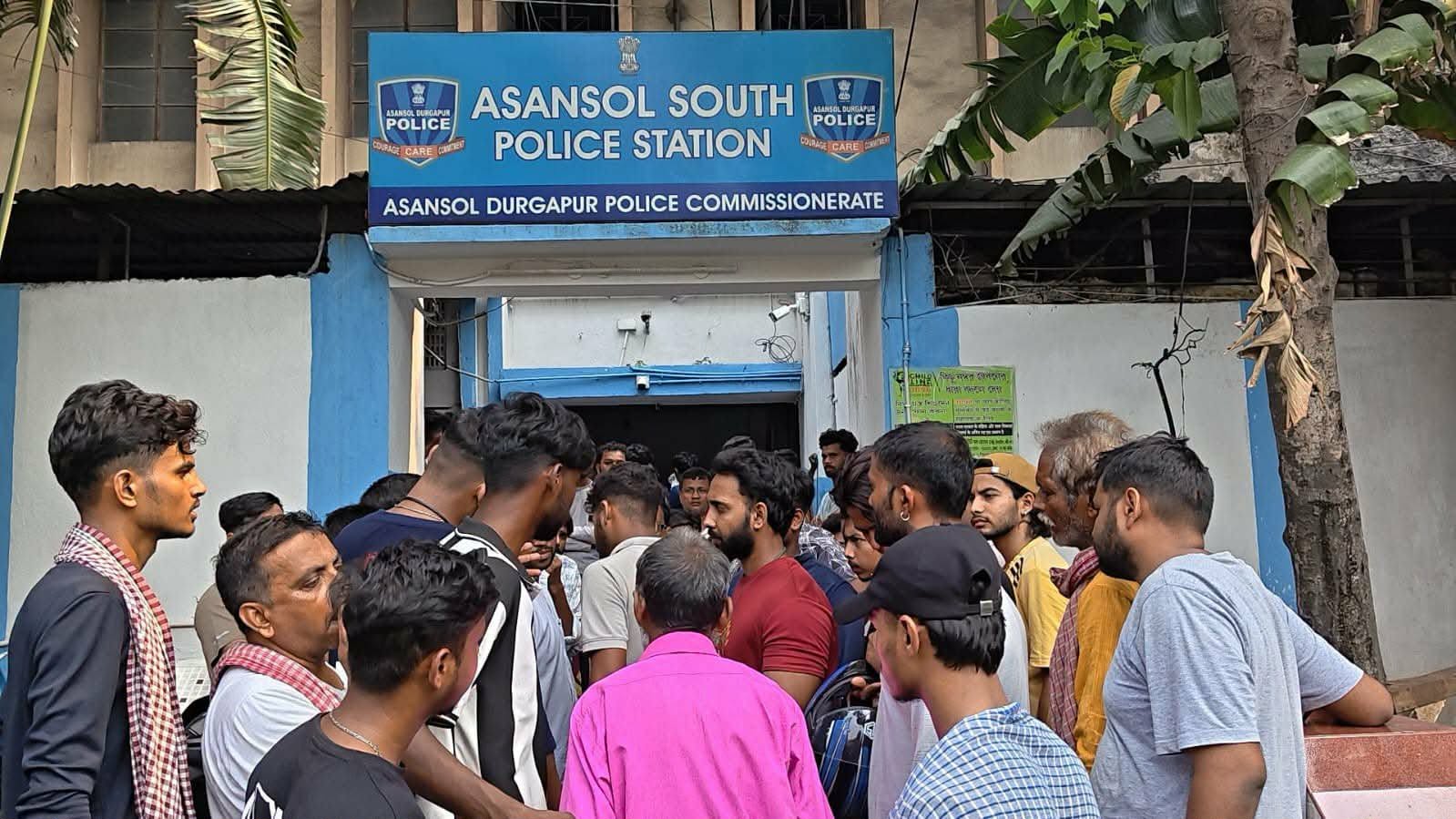 ক্ষতিপূরণের দাবিতে মৃত যুবকের পরিবার ও স্থানীয়দের সরব প্রতিবাদ