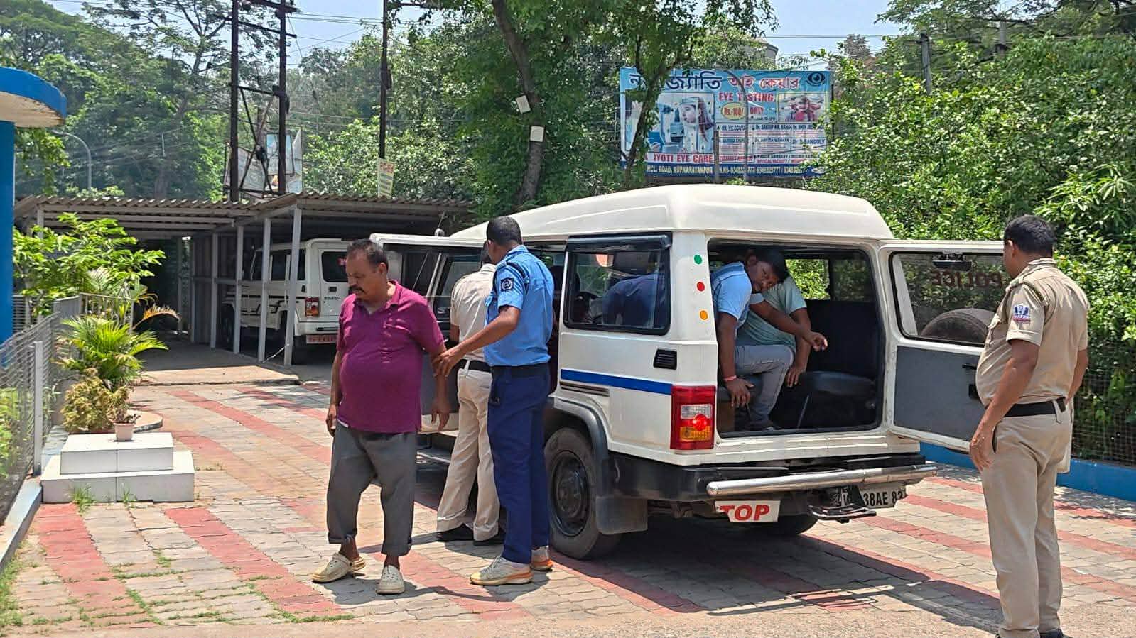 অবৈধ পাথর খাদানে পুলিশের অভিযান, ধৃত ৪