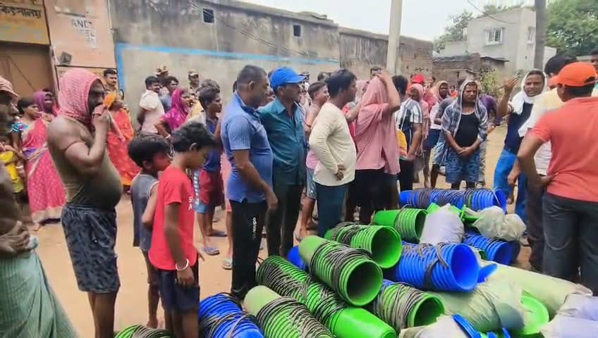 সরকারি বালতি উদ্ধারকে কেন্দ্র করে রণক্ষেত্র জামুরিয়া, ভাঙচুর পঞ্চায়েত দপ্তরে