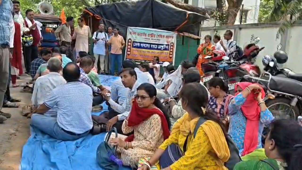 জেলা শাসকের দ্বারস্থ অখিল ভারতীয় রাষ্ট্রীয় শৈক্ষিক মহাসংঘ