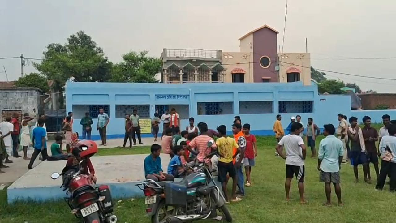 ক্লাস চলাকালীন ছাদ থেকে খসে পড়ল প্লাস্টার, আহত তিন ছাত্র; কাঠগড়ায় সংস্কার কাজের মান
