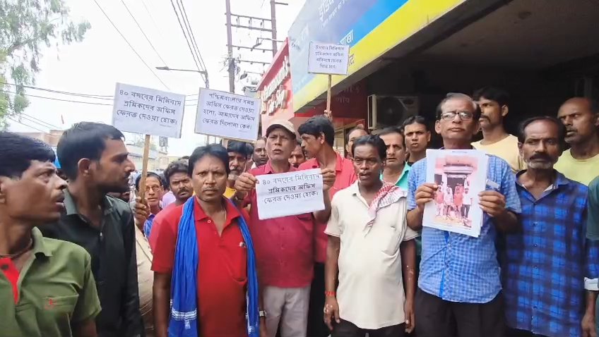 উখড়ায় মিনিবাস অ্যাসোসিয়েশনের অফিস দখল ঘিরে চাঞ্চল্য, বাস ধর্মঘট