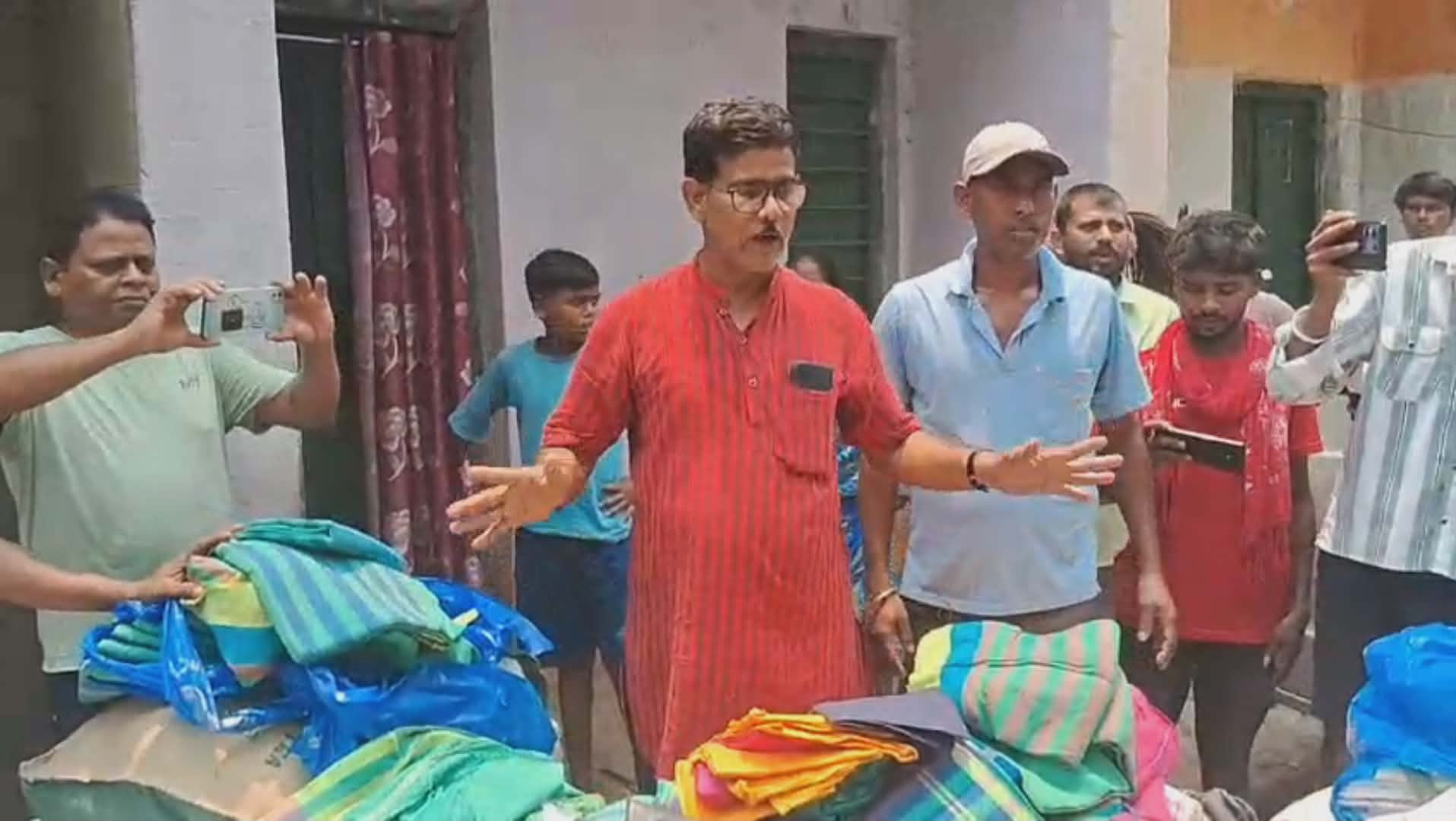 পরিত্যক্ত কোয়ার্টার থেকে বিপুল ত্রাণসামগ্রী উদ্ধার 