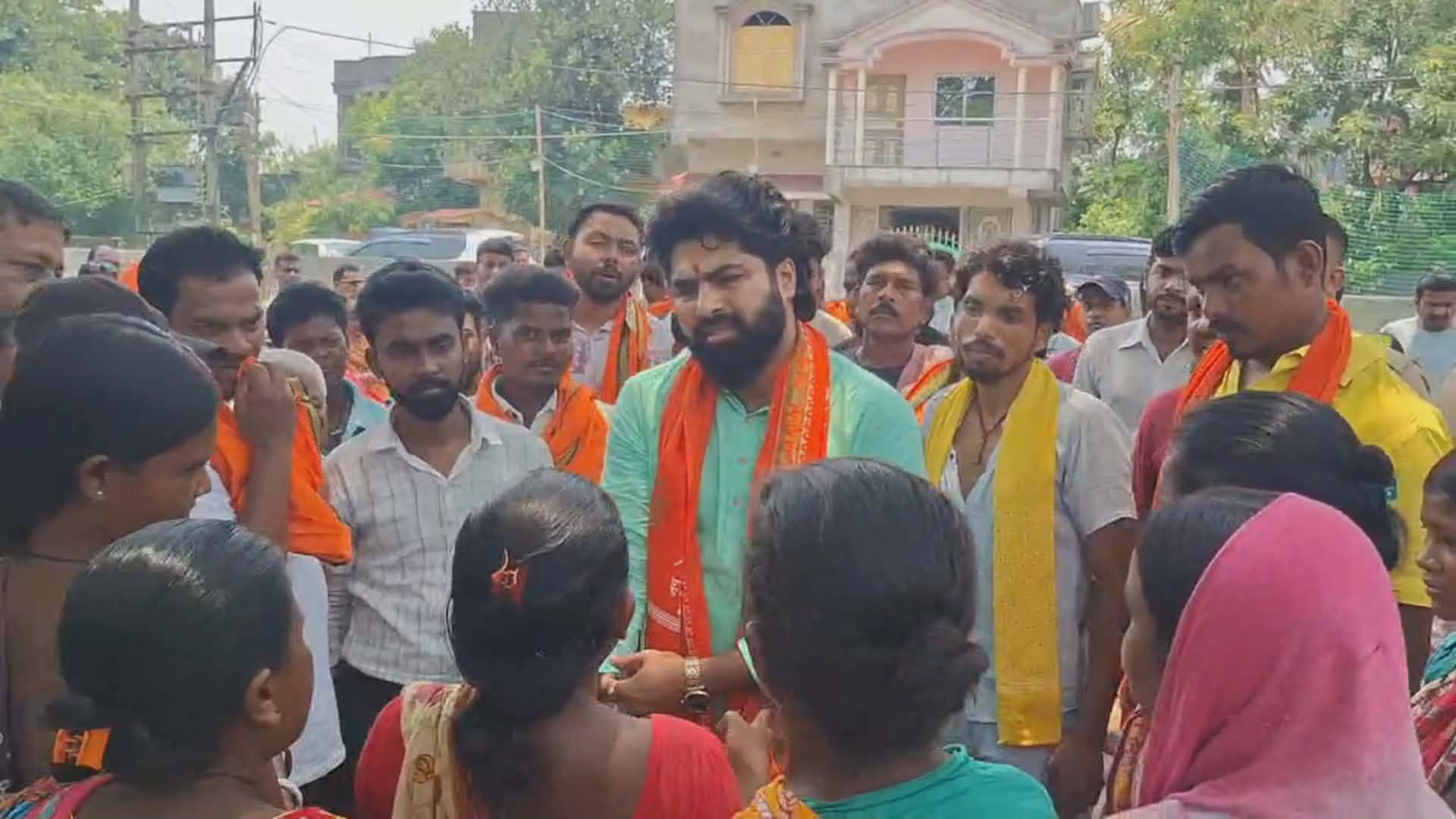 জলসংকট নিরসনের আশ্বাসে বিধায়কের দ্বারস্থ বারাবনির মহিলারা
