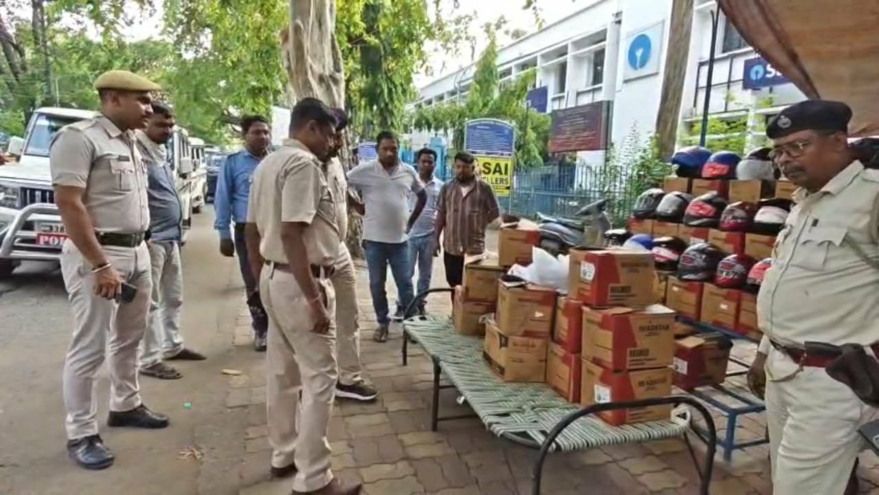 ভুয়ো হেলমেটের বিরুদ্ধে পুলিশের বিশেষ অভিযান, উদ্ধার প্রচুর সামগ্রী