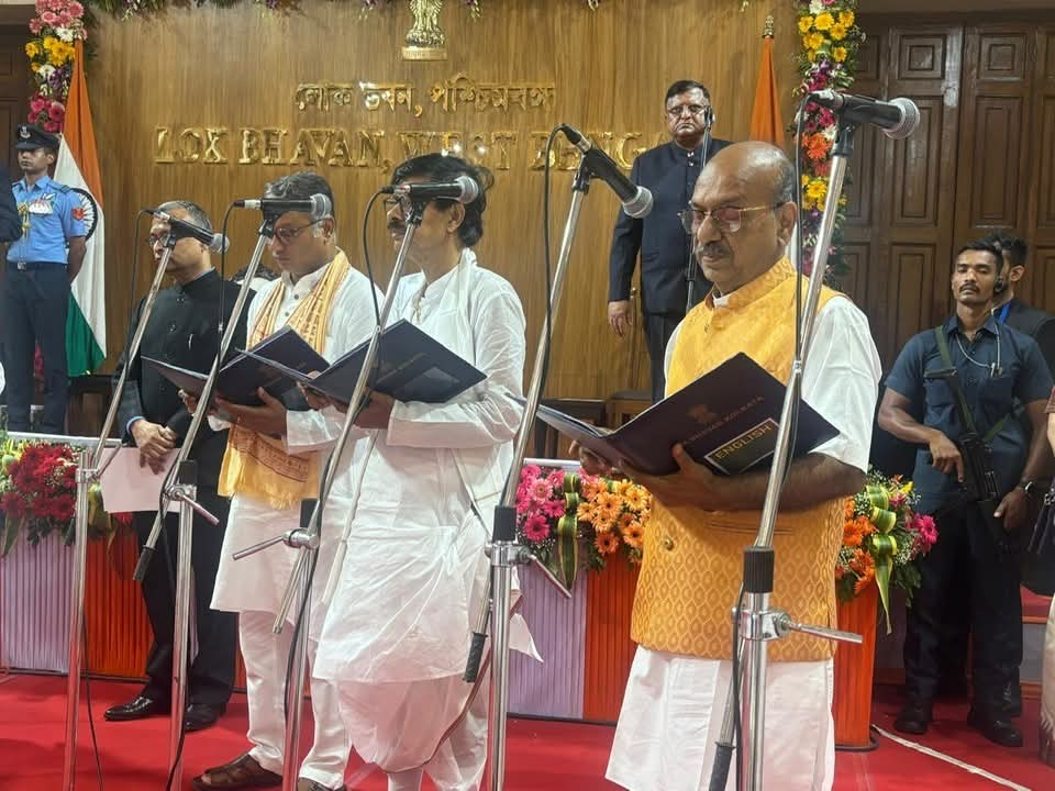 পশ্চিমবঙ্গ মন্ত্রিসভার শপথগ্রহণ: মন্ত্রী হিসেবে শপথ নিলেন ডা. অজয় পোদ্দার