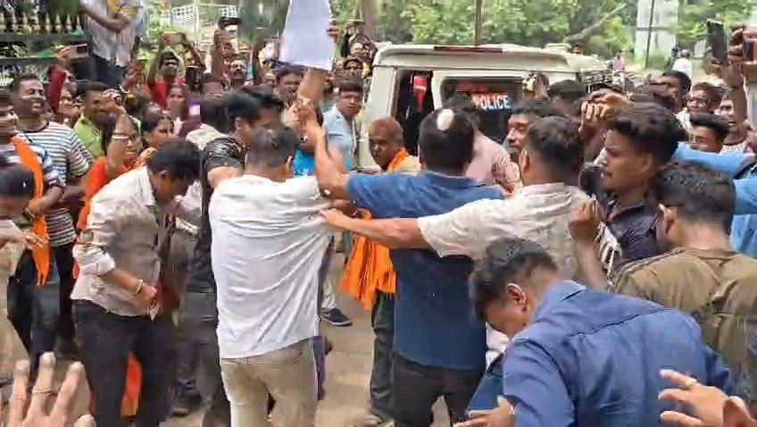 থানা থেকে আদালতে যাওয়ার পথে বিজেপি বিক্ষোভের মুখে তৃণমূল নেতা