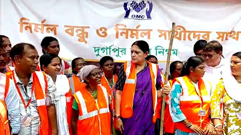 ​পরিচ্ছন্নতায় কড়া পদক্ষেপ রাজ্য সরকারের, দুর্গাপুরে ঝাড়ু হাতে অভিযানে মন্ত্রী