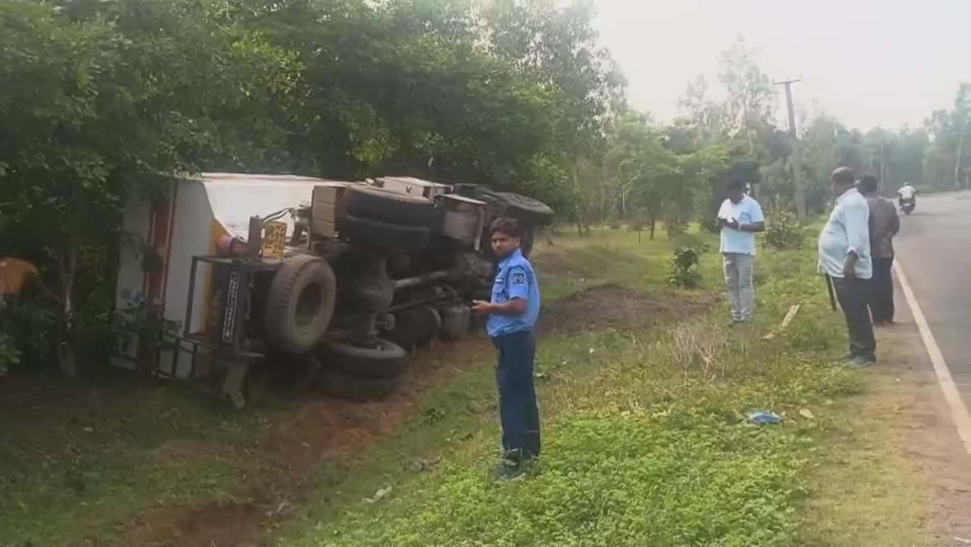 বারাবনি মলডাঙ্গায় বারুদ বোঝাই ট্রাক উল্টে আতঙ্ক