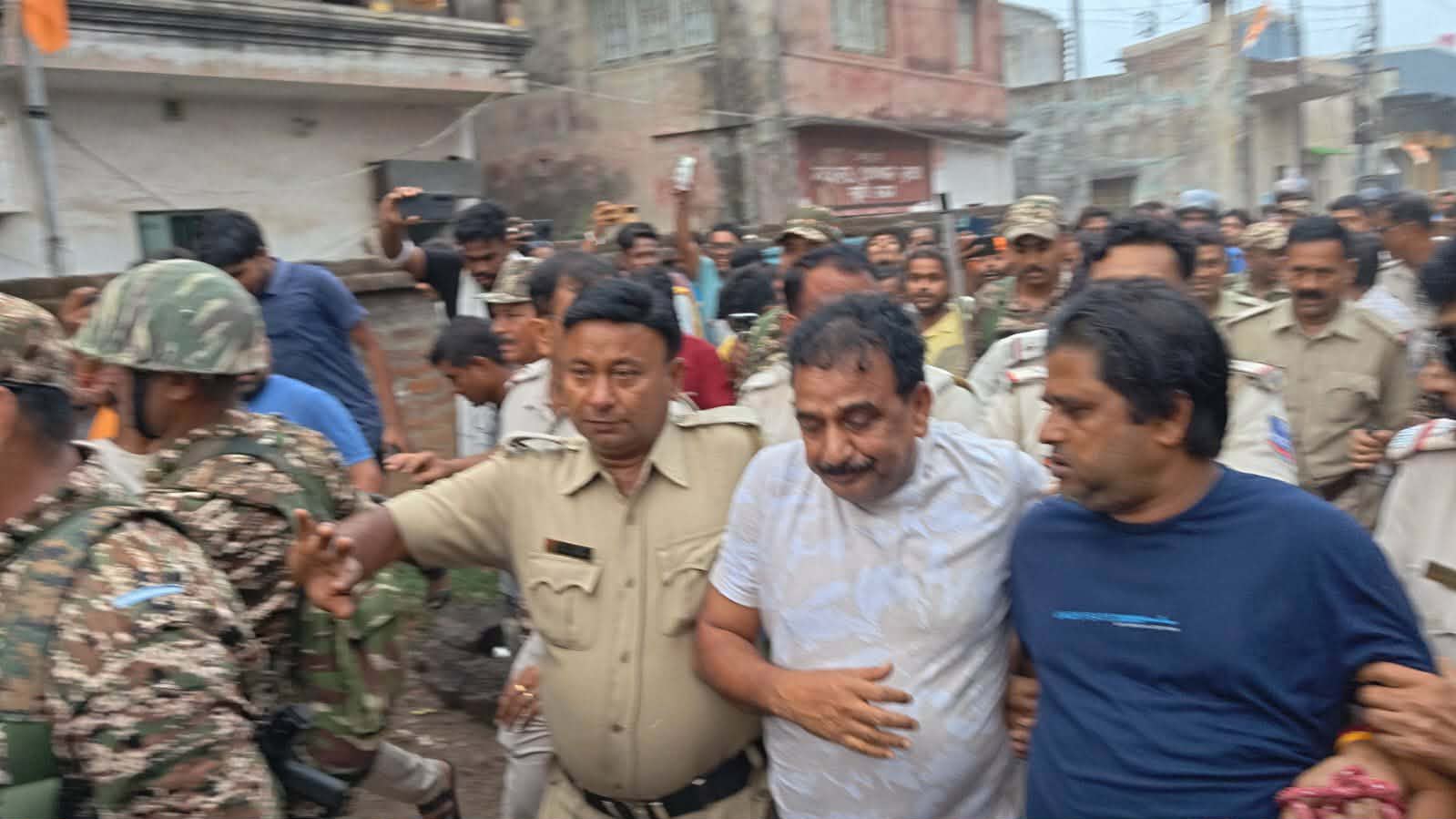 বারাবনিতে পুলিশের 'স্ট্রিট থিয়েটার': কোমরে দড়ি, ডুগডুগির তালে নাচছে আইন!