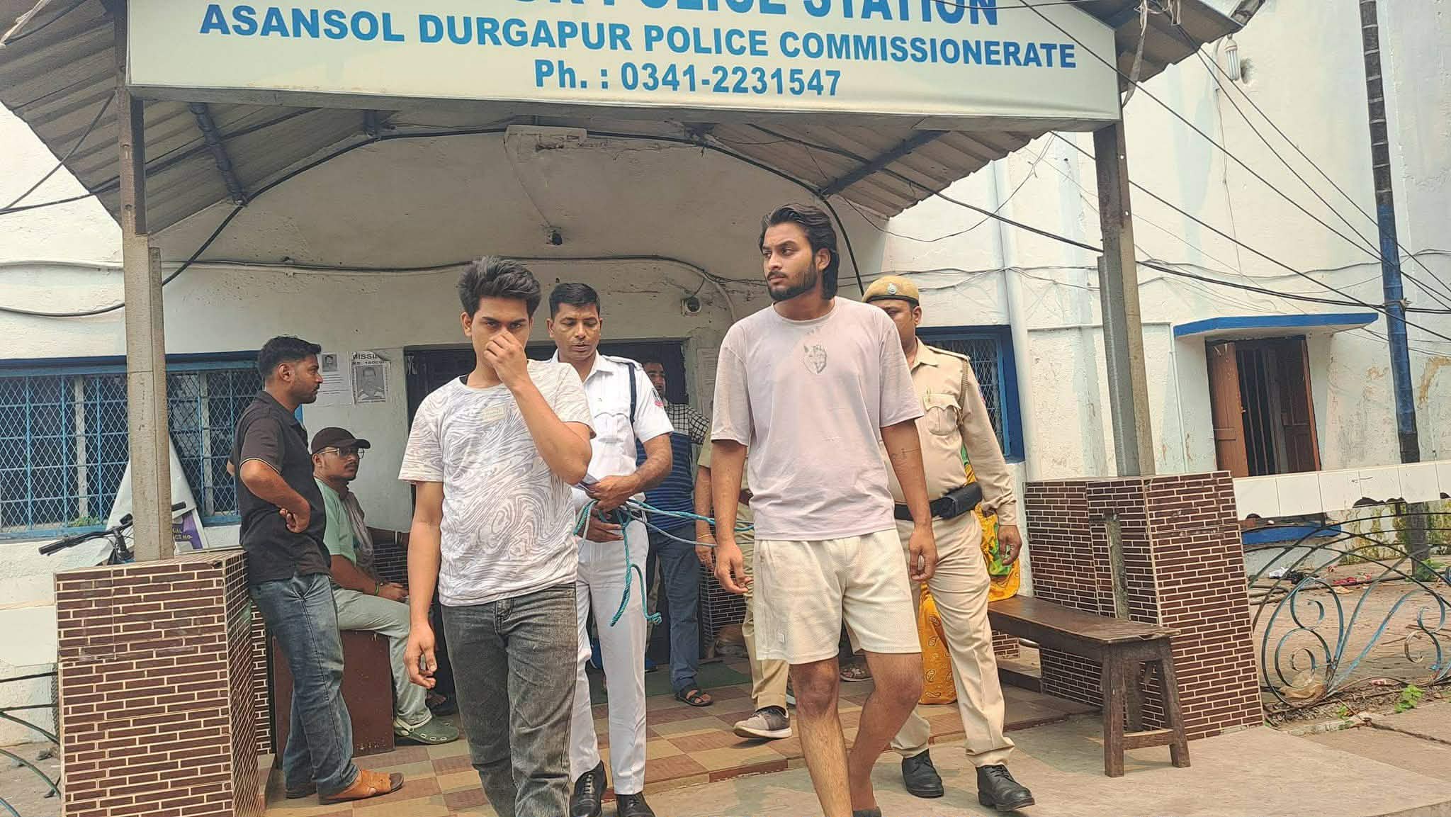 কোমরে দড়ি বেঁধে ধৃতদের হাঁটানো, পুলিশের পদক্ষেপে তুঙ্গে বিতর্ক