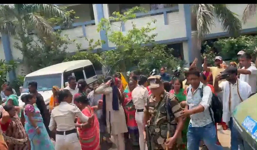 কাজোড়ায় অন্ডাল থানায় মহিলাদের বিক্ষোভ, পক্ষপাতিত্বের অভিযোগ