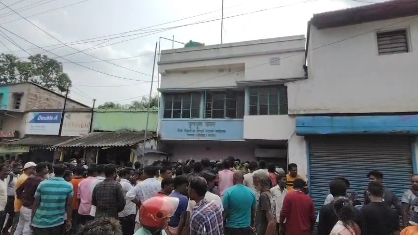 তৃণমূল কার্যালয় থেকে উদ্ধার বিপুল ত্রাণ সামগ্রী, তুঙ্গে বিতর্ক