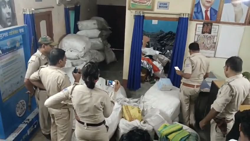 ​তৃণমূল নেতার দলীয় কার্যালয় থেকে উদ্ধার বিপুল সরকারি ত্রাণ, এলাকায় চাঞ্চল্য