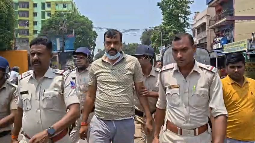 ​ফলতার ছায়া সালানপুরে: পুলিশি হেফাজতে থাকা তৃণমূল নেতাকে রাস্তায় হাঁটাল পুলিশ, তীব্র চাঞ্চল্য