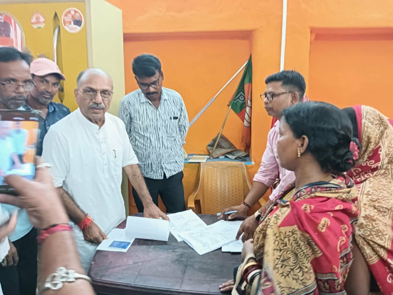 'অন্নপূর্ণা যোজনা'র সেবাকেন্দ্রে আচমকা পরিদর্শন মন্ত্রীর 