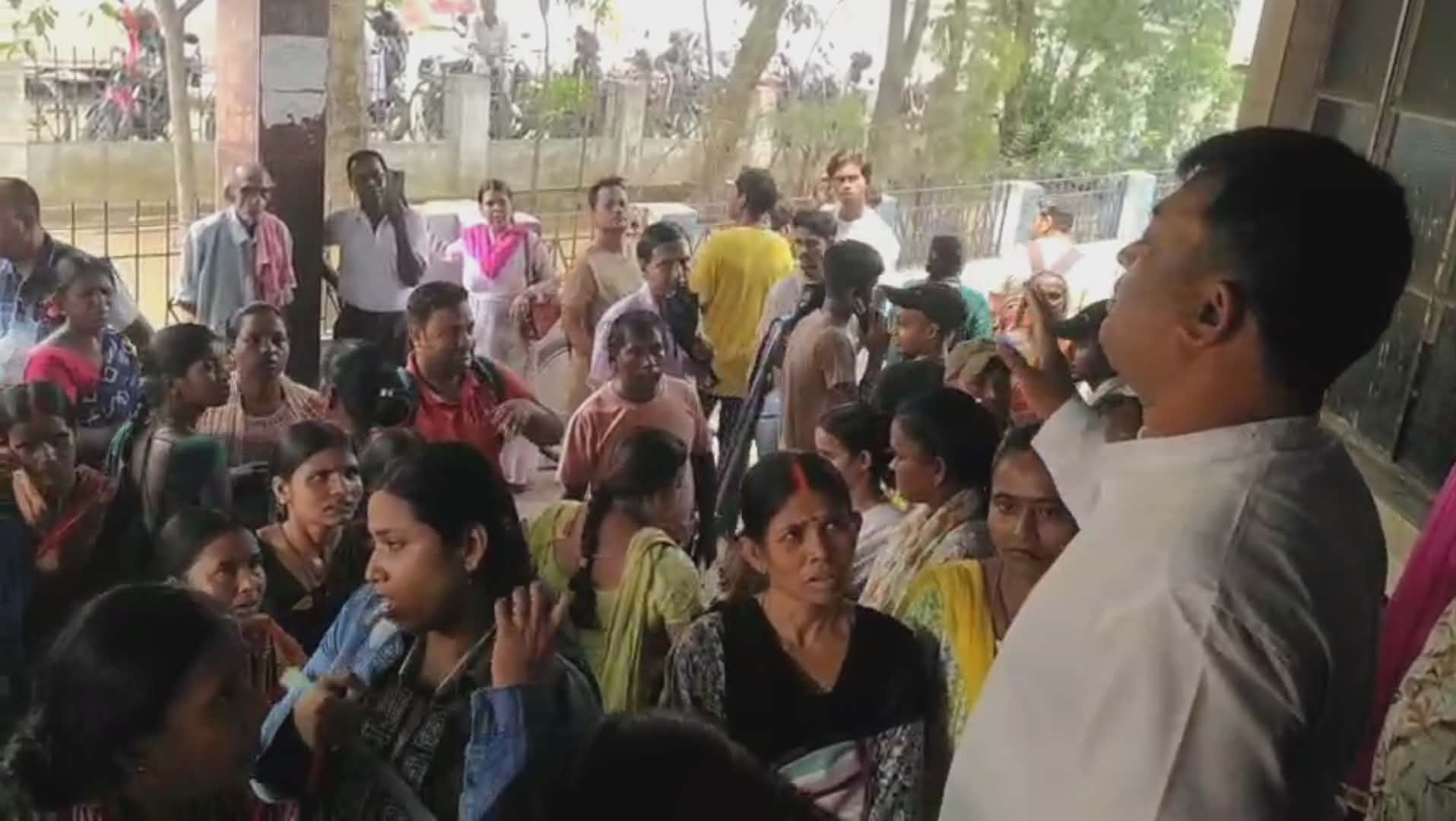 ‘অন্নপূর্ণা ভাণ্ডার’ প্রকল্পের ফর্ম পেতে হয়রানি: মহিলাদের বিক্ষোভ