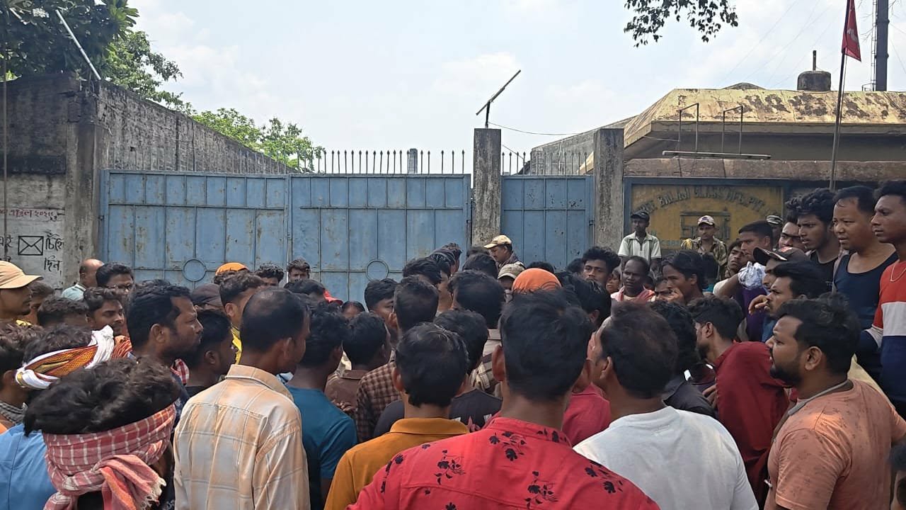 ​গ্যাস ঘাটতির অজুহাতে কারখানা বন্ধ,  উত্তাল দেন্দুয়ার ‘বালাজি সিরামিক্স’