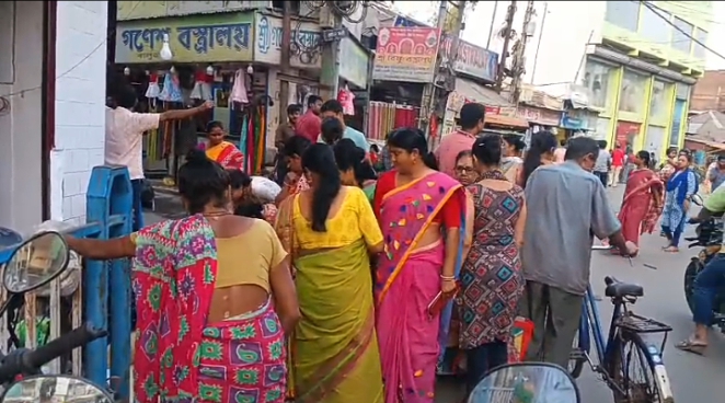 চৈত্র সেলে বালুরঘাটের বাজারে গৃহিণীদের ভিড় চৈত্র সেলে বালুরঘাটের বাজারে গৃহিণীদের ভিড়