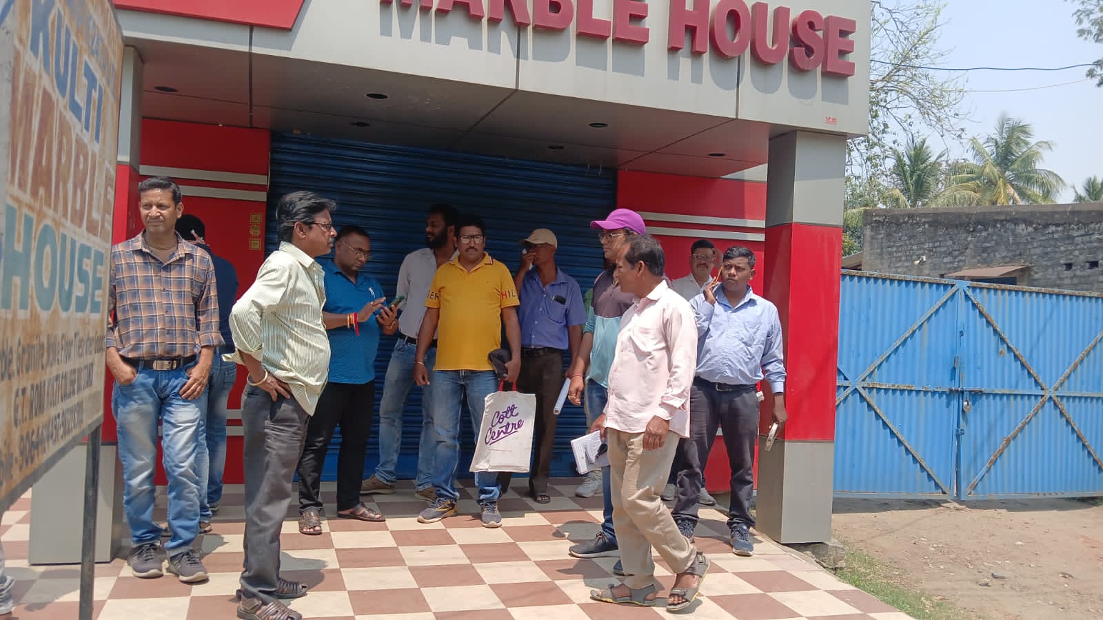কুলটিতে পুকুর ভরাট করে অবৈধ নির্মানের অভিযোগ তুললেন বোরো চেয়ারম্যান কুলটিতে পুকুর ভরাট করে অবৈধ নির্মানের অভিযোগ তুললেন বোরো চেয়ারম্যান