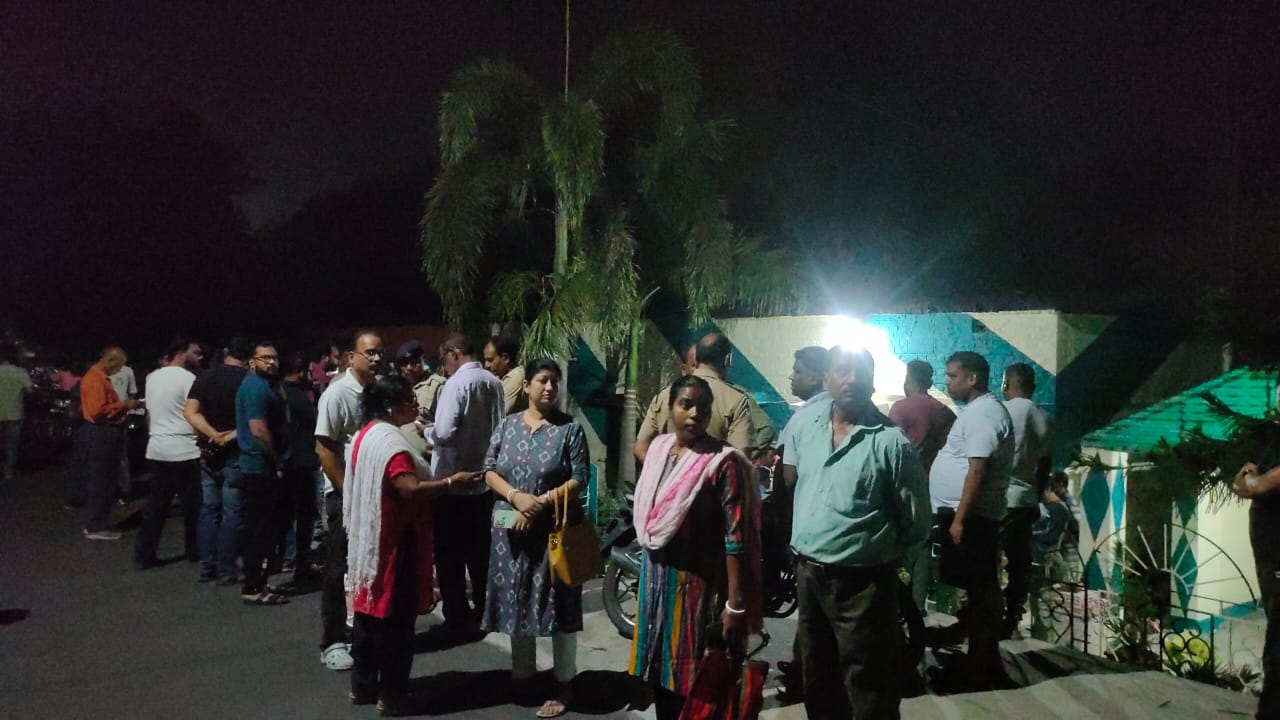 রেল আবাসন থেকে রেল কর্মীর স্ত্রীর রক্তাক্ত দেহ উদ্ধার, সুরক্ষা নিয়ে উঠেছে প্রশ্ন রেল আবাসন থেকে রেল কর্মীর স্ত্রীর রক্তাক্ত দেহ উদ্ধার, সুরক্ষা নিয়ে উঠেছে প্রশ্ন