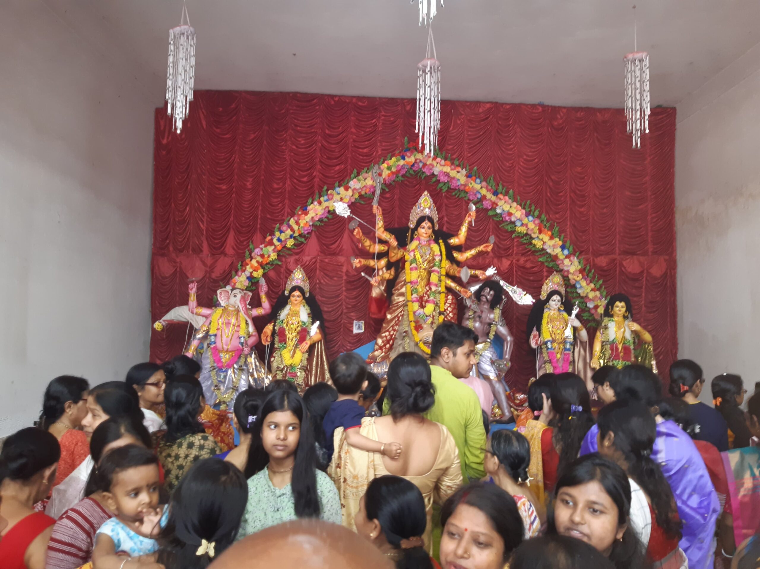 বাসন্তী পুজোর মহাষ্টমীর পুজো ও অঞ্জলি দিতে ভক্তদের ঢল বাসন্তী পুজোর মহাষ্টমীর পুজো ও অঞ্জলি দিতে ভক্তদের ঢল