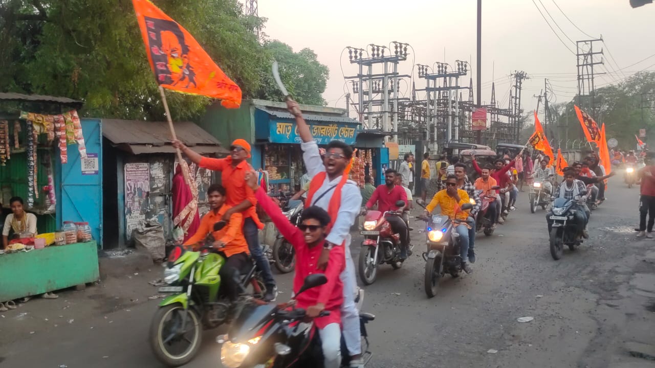 ধারালো তরোয়াল হাতে রামনবমীর বিশাল শোভাযাত্রা সালানপুরে ধারালো তরোয়াল হাতে রামনবমীর বিশাল শোভাযাত্রা সালানপুরে