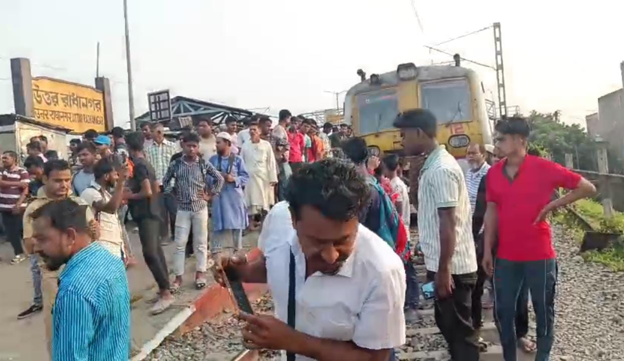 বছরের শুরুতে শিয়ালদহ দক্ষিন শাঁখায় উত্তর রাধানগর জেনারেল কামরা কে মহিলা কামরা করার প্রতিবাদে ট্রেন অবরোধ বছরের শুরুতে শিয়ালদহ দক্ষিন শাঁখায় উত্তর রাধানগর জেনারেল কামরা কে মহিলা কামরা করার প্রতিবাদে ট্রেন অবরোধ