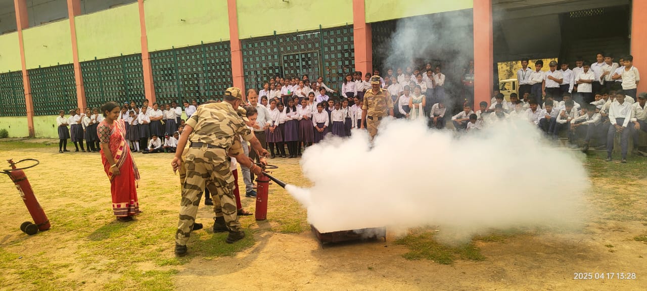 ডিভিসি লেফট ব্যাঙ্ক উচ্চ মাধ্যমিক বিদ্যালয়ে ছাত্রদের জন্য অগ্নি নিরাপত্তার শিবির ডিভিসি লেফট ব্যাঙ্ক উচ্চ মাধ্যমিক বিদ্যালয়ে ছাত্রদের জন্য অগ্নি নিরাপত্তার শিবির