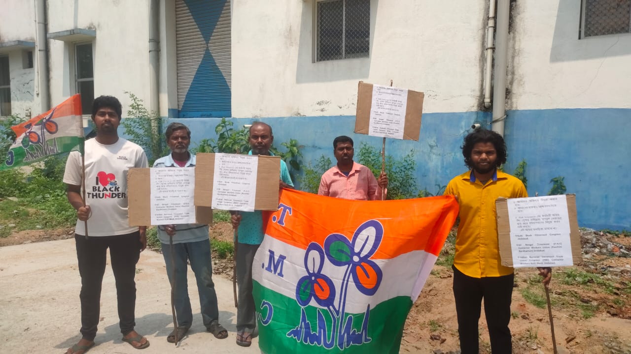 কাজে পূনরায় নিযুক্ত করার দাবি জানিয়ে পিএইচই বোটলিং প্ল্যান্টের সামনে বিক্ষোভ