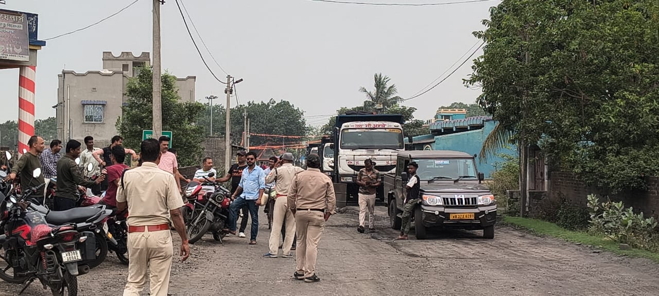রাস্তা সংস্কার সহ রাস্তায় জল দেওয়ার দাবি জানিয়ে ট্রান্সপোর্ট আটকে বিক্ষোভ দেখাল দোকান দারেরা রাস্তা সংস্কার সহ রাস্তায় জল দেওয়ার দাবি জানিয়ে ট্রান্সপোর্ট আটকে বিক্ষোভ দেখাল দোকান দারেরা