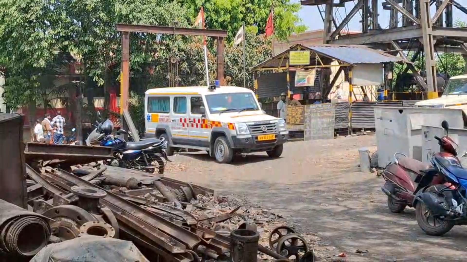 রুগী নয়, এম্বুলেন্সে করে খনিতে আনা হচ্ছে বিস্ফোরণ করার বারুদ রুগী নয়, এম্বুলেন্সে করে খনিতে আনা হচ্ছে বিস্ফোরণ করার বারুদ