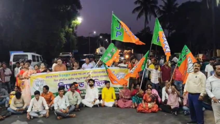 মহিলা খুনের ঘটনায় দোষীদের গ্রেপ্তারের দাবিতে বিক্ষোভ বিজেপির মহিলা খুনের ঘটনায় দোষীদের গ্রেপ্তারের দাবিতে বিক্ষোভ বিজেপির