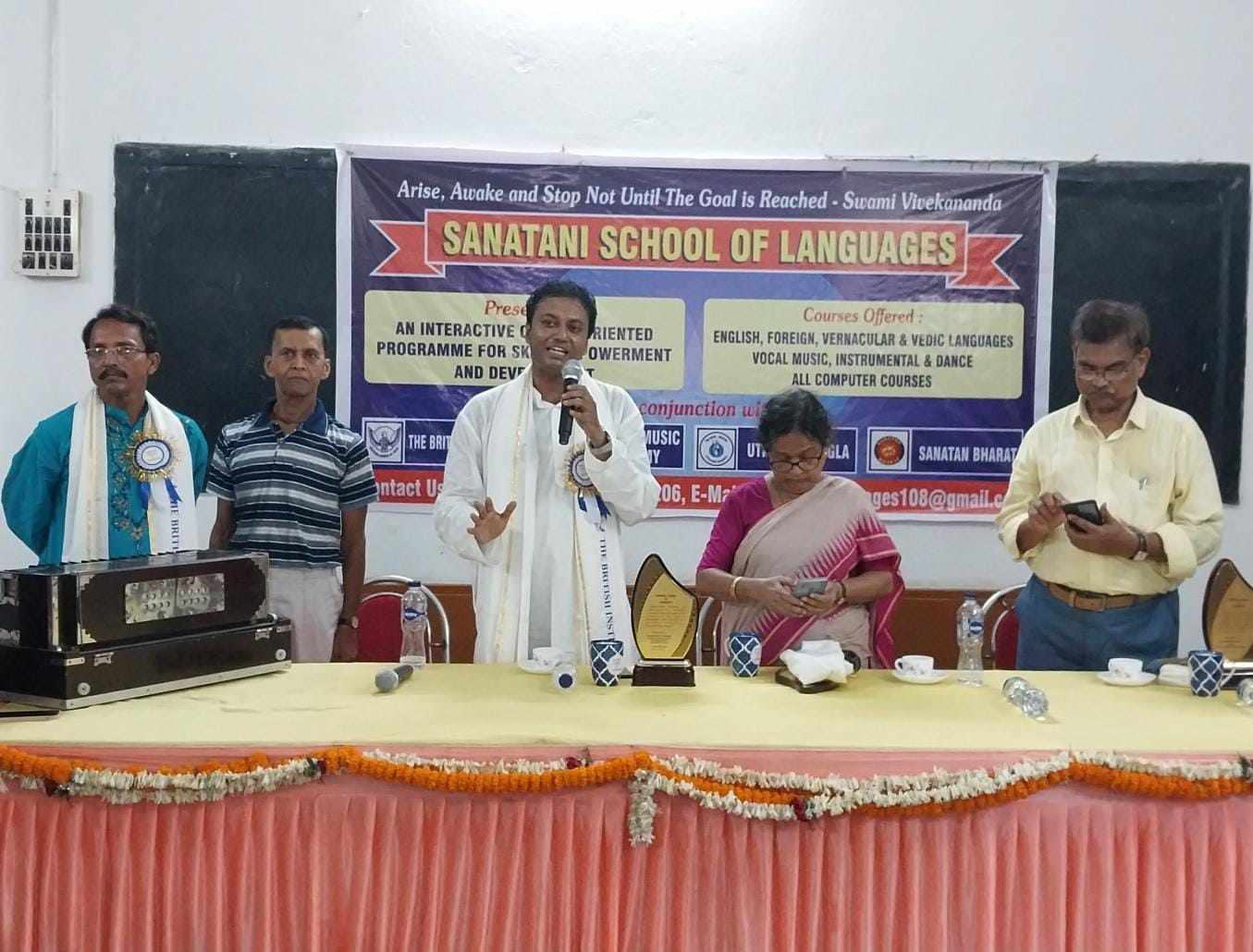 বিদ্যার্থীদের জন্য স্বেচ্ছাসেবক হিসেবে সরকারি স্কুলে ও অনলাইনে নিঃশুল্ক ক্লাস নিতে আগ্রহী ডক্টর চন্দ্রচূড় গোস্বামী বিদ্যার্থীদের জন্য স্বেচ্ছাসেবক হিসেবে সরকারি স্কুলে ও অনলাইনে নিঃশুল্ক ক্লাস নিতে আগ্রহী ডক্টর চন্দ্রচূড় গোস্বামী