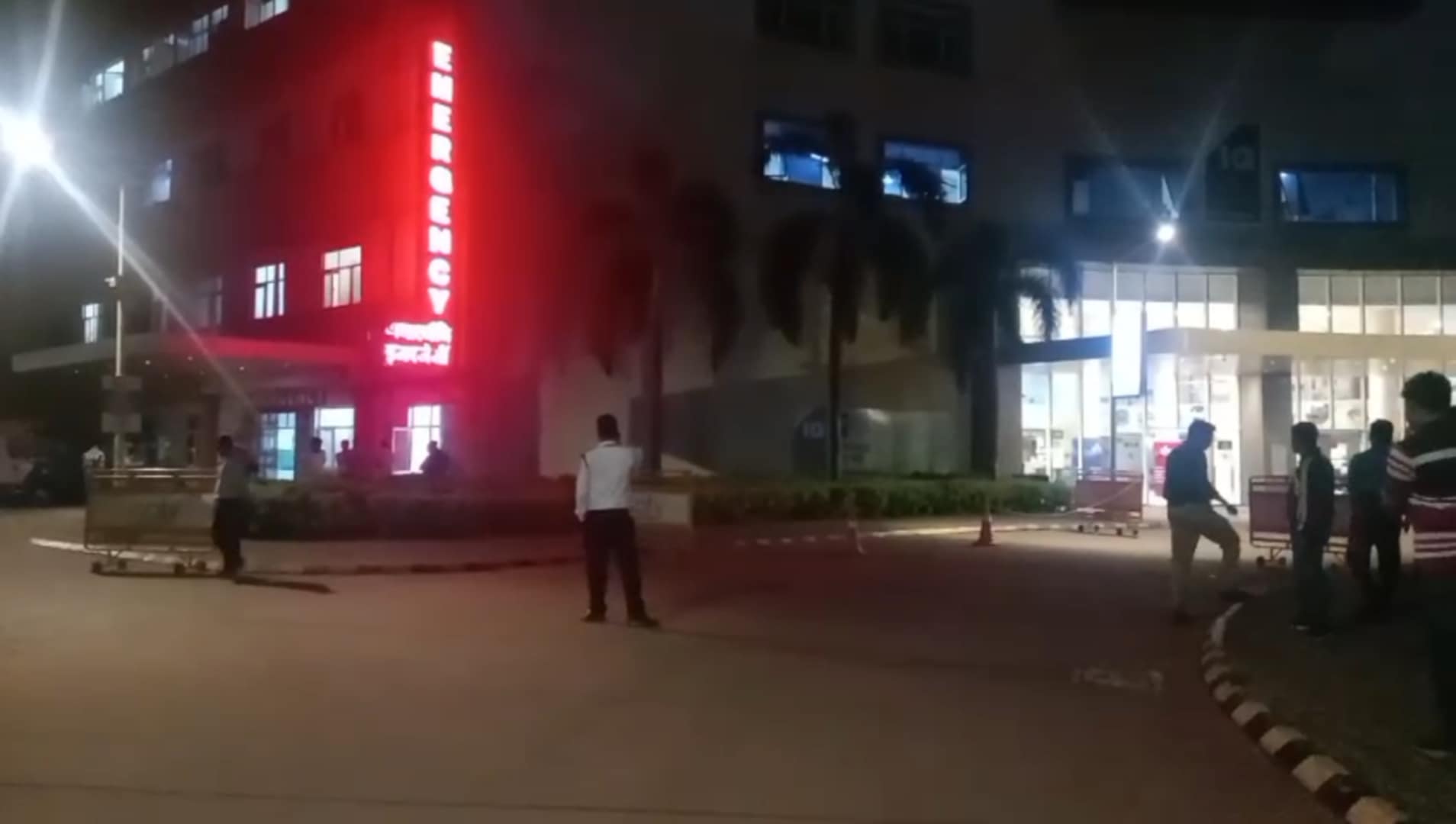 ঠিক মত চিকিৎসা হচ্ছে না বলে অভিযোগ করে ঝামেলা, শুন্যে গুলি ঠিক মত চিকিৎসা হচ্ছে না বলে অভিযোগ করে ঝামেলা, শুন্যে গুলি