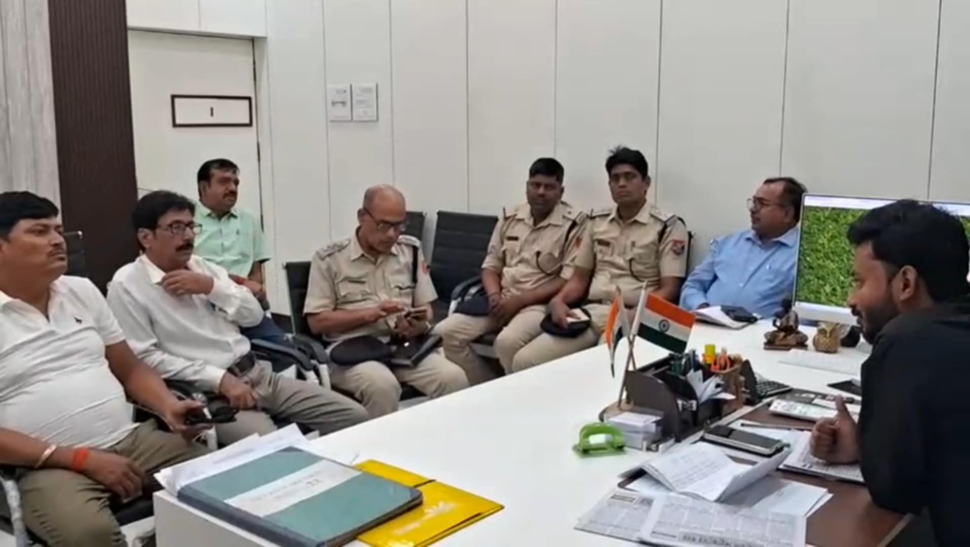 দেন্দুয়ার যানজট মুক্তির লক্ষ্যে সালানপুরে গুরুত্বপূর্ণ সভা: ইসিএলকে এক সপ্তাহের সময়সীমা দেন্দুয়ার যানজট মুক্তির লক্ষ্যে সালানপুরে গুরুত্বপূর্ণ সভা: ইসিএলকে এক সপ্তাহের সময়সীমা