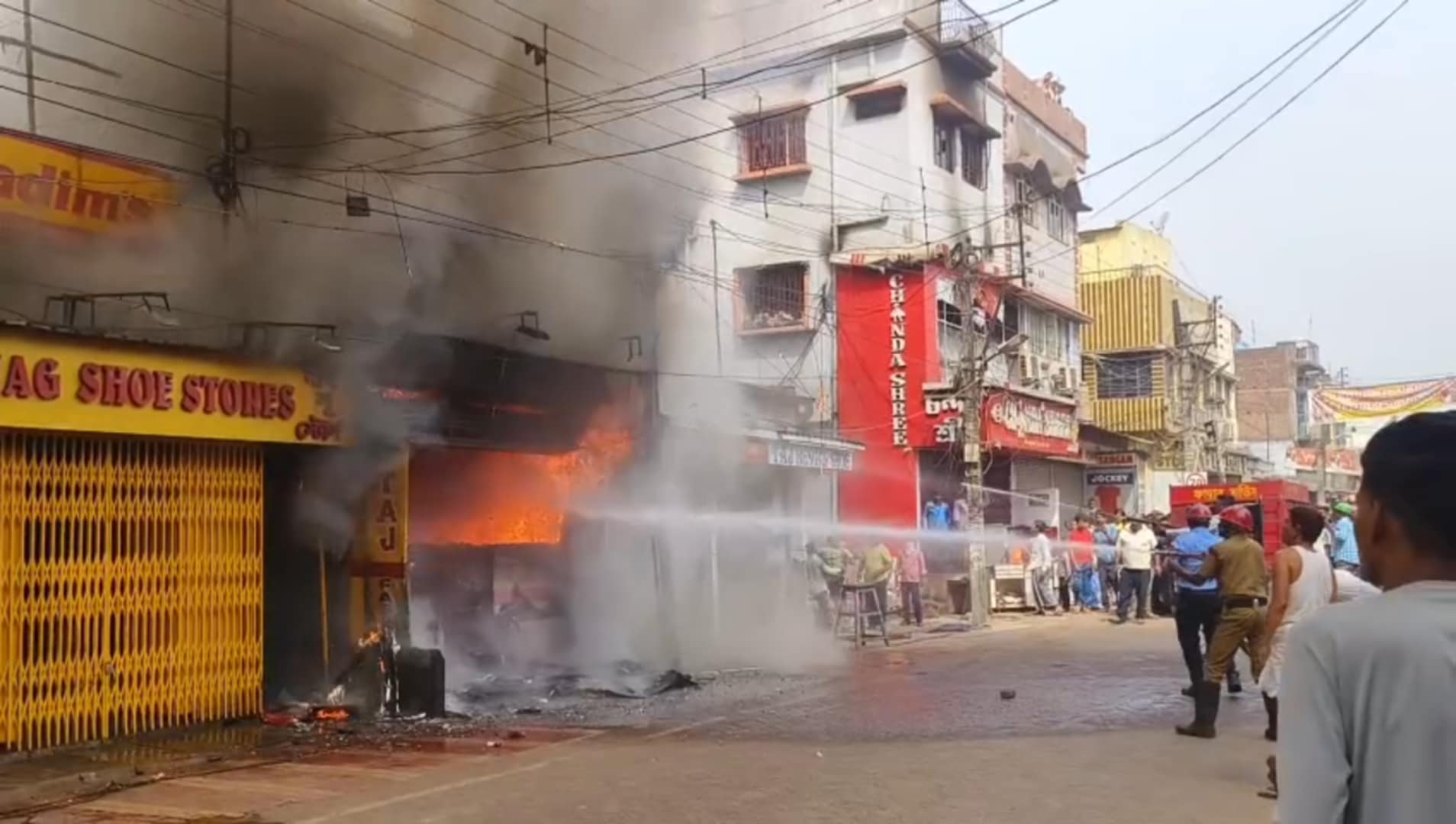 জামুড়িয়া বাজারে কাপড়ের দোকানে আগুন জামুড়িয়া বাজারে কাপড়ের দোকানে আগুন