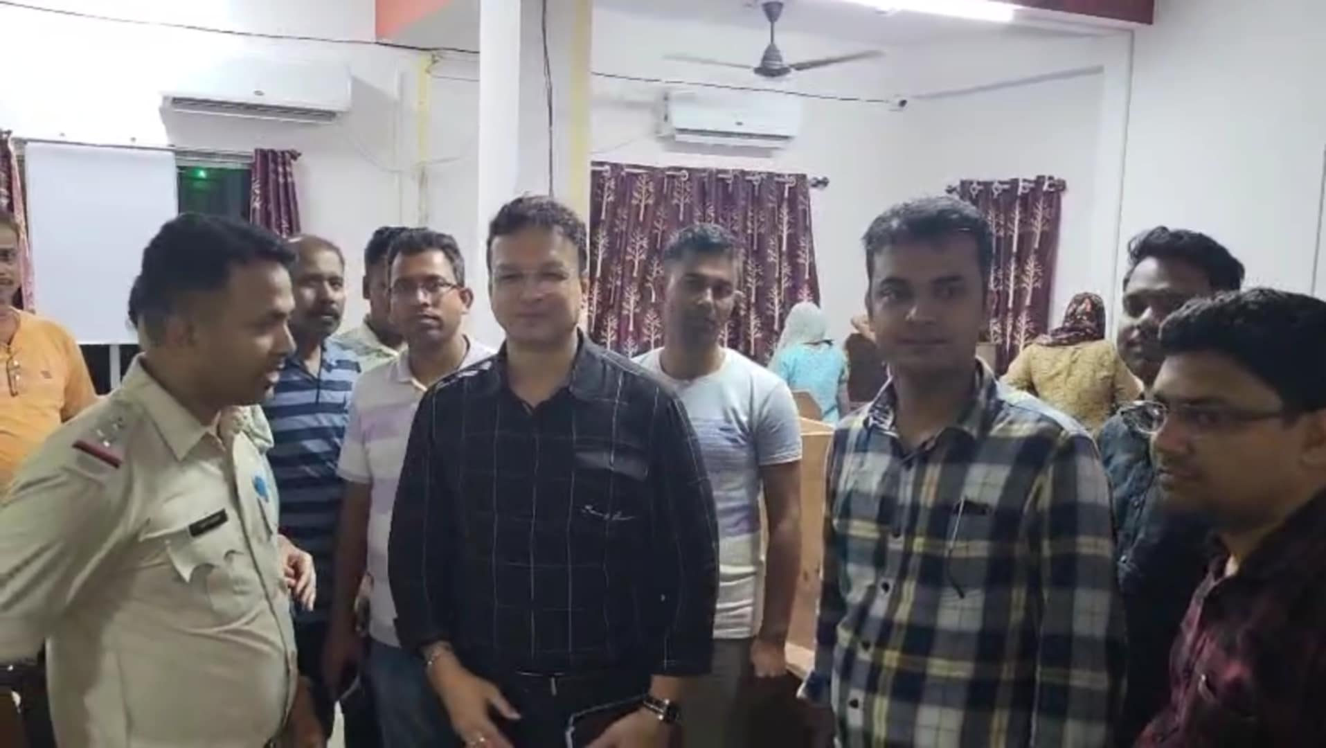দুর্গাপুরে বেনাচিতি বাজারে ভুয়ো কল সেন্টারের পর্দা ফাঁস, গ্রেফতার ২ মহিলা দুর্গাপুরে বেনাচিতি বাজারে ভুয়ো কল সেন্টারের পর্দা ফাঁস, গ্রেফতার ২ মহিলা