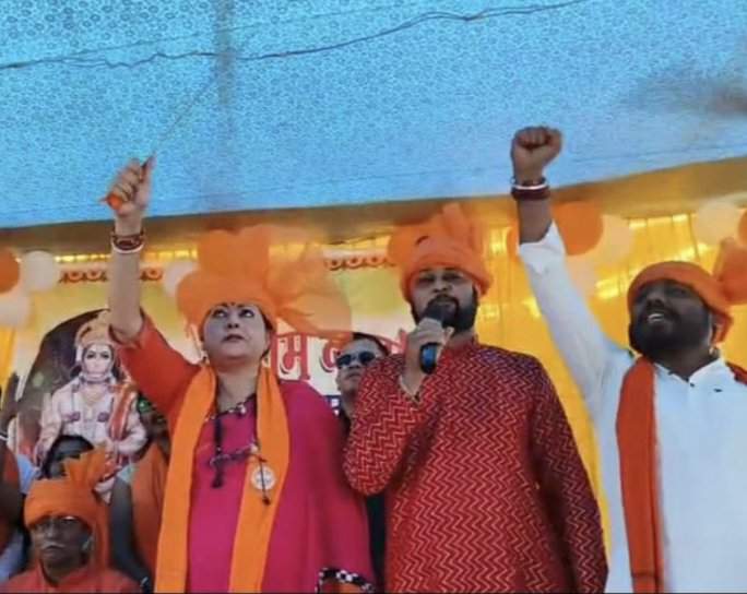 রামনবমীর মিছিলে তলোয়ার হাতে দেখা গেল বিজেপির বিধায়িকাকে রামনবমীর মিছিলে তলোয়ার হাতে দেখা গেল বিজেপির বিধায়িকাকে