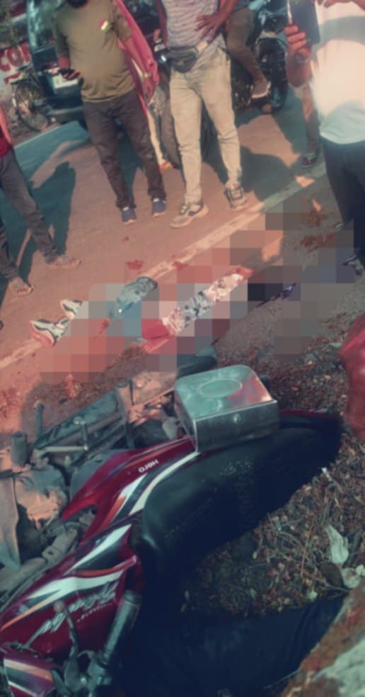 নিয়ন্ত্রণ হারিয়ে গাছে ধাক্কা মারলো বাইক, ঘটনাস্থলেই মৃত দুই যুবক নিয়ন্ত্রণ হারিয়ে গাছে ধাক্কা মারলো বাইক, ঘটনাস্থলেই মৃত দুই যুবক
