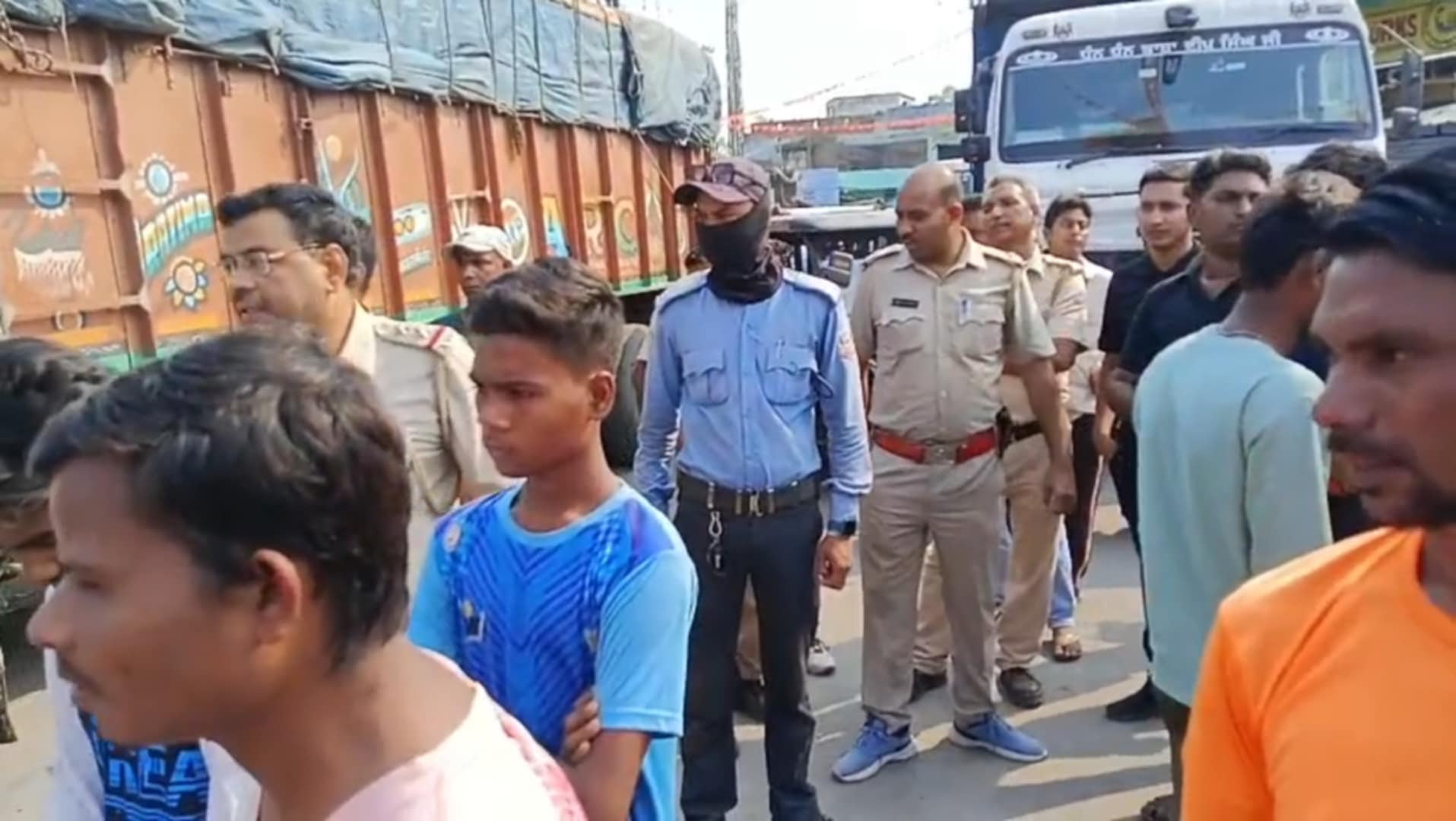 ছাই পরিবহণ বন্ধের দাবিতে রাস্তা অবরোধ ছাই পরিবহণ বন্ধের দাবিতে রাস্তা অবরোধ