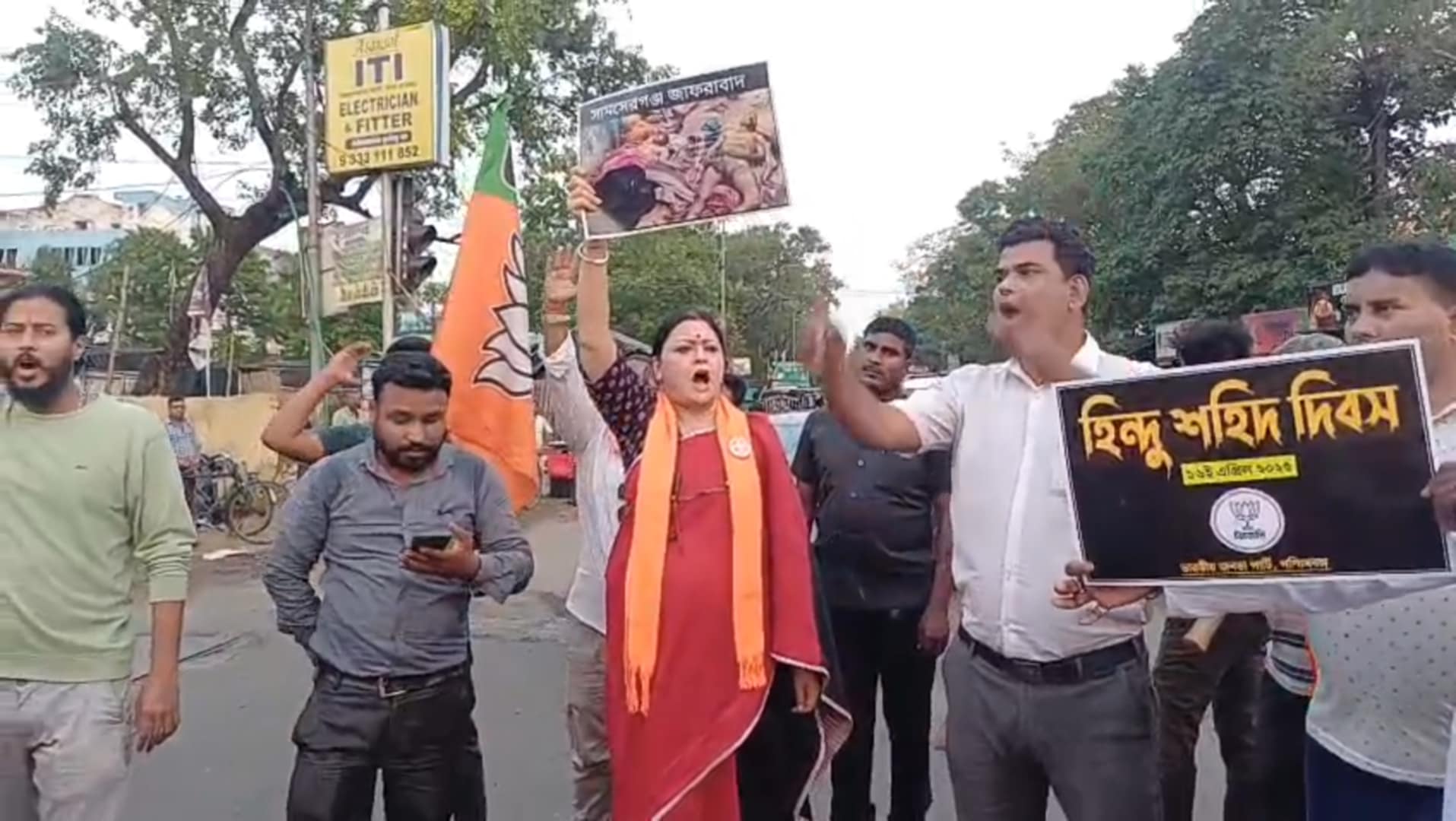 বার্নপুরে বিজেপি বিধায়িকার নেতৃত্বে হিন্দু শহীদ দিবস পালন করে রাস্তা অবরোধ, কটাক্ষ তৃণমূলের বার্নপুরে বিজেপি বিধায়িকার নেতৃত্বে হিন্দু শহীদ দিবস পালন করে রাস্তা অবরোধ, কটাক্ষ তৃণমূলের