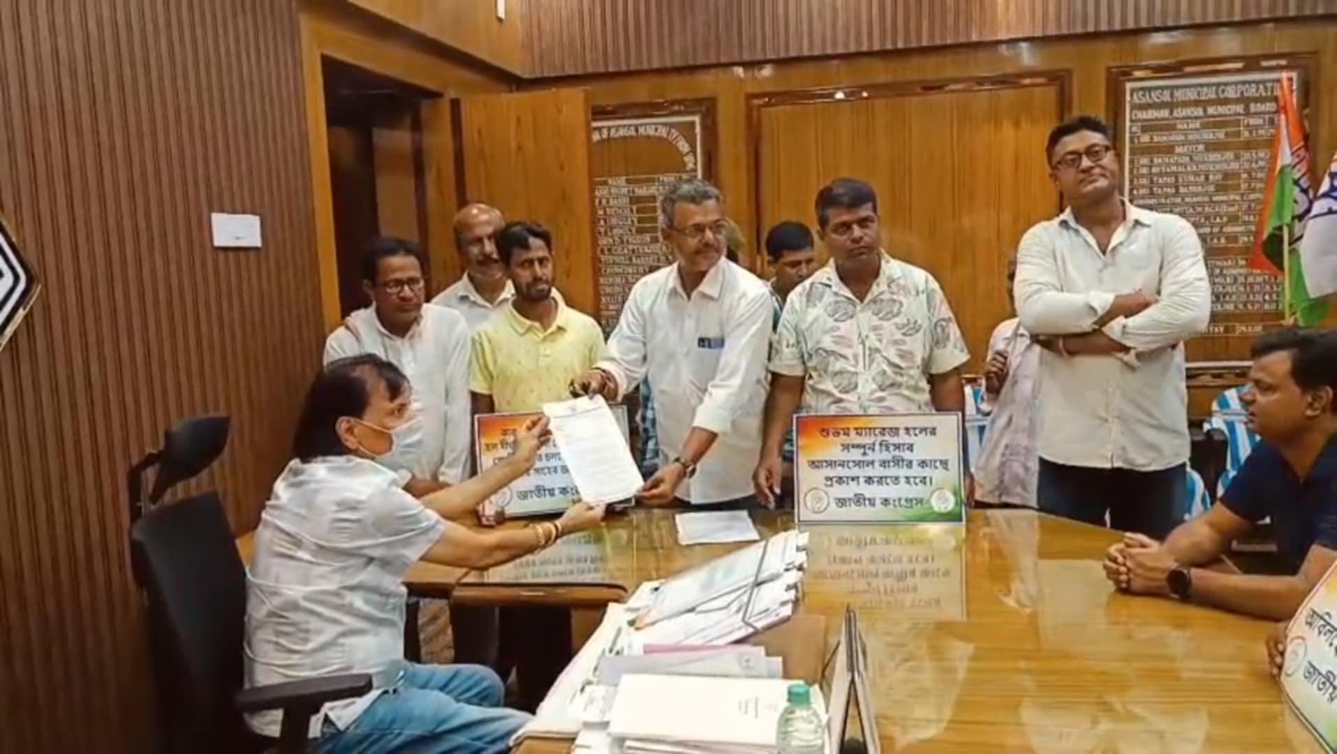 বিনা টেন্ডারে ম্যারেজ হল, মেয়রকে স্মারকলিপি কংগ্রেসের বিনা টেন্ডারে ম্যারেজ হল, মেয়রকে স্মারকলিপি কংগ্রেসের