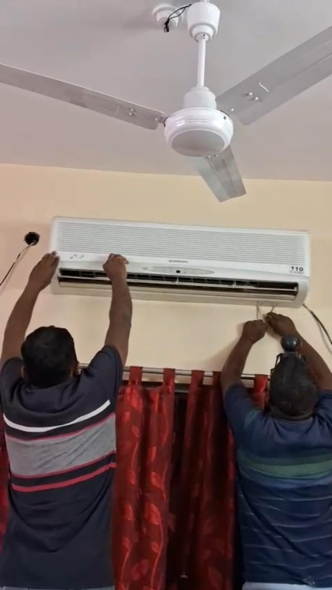অতিরিক্ত জেলা শাসকের শোবার ঘরের এসির মুখ থেকে কিলবিল করে বেড়িয়ে আসছে একের পর এক সাপ অতিরিক্ত জেলা শাসকের শোবার ঘরের এসির মুখ থেকে কিলবিল করে বেড়িয়ে আসছে একের পর এক সাপ