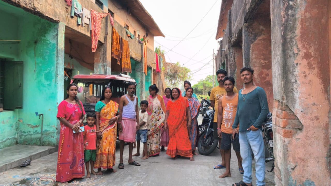 ইসিএলের কোয়াটারের ছাদের চাঙর ভেঙে বিপত্তি, বড়সড় দুর্ঘটনা থেকে রক্ষা ইসিএলের কোয়াটারের ছাদের চাঙর ভেঙে বিপত্তি, বড়সড় দুর্ঘটনা থেকে রক্ষা