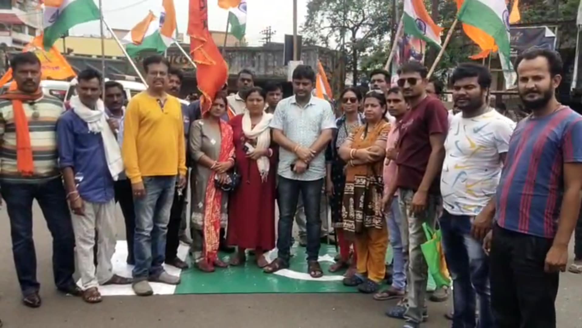 পাকিস্তানের পতাকার ওপর দাঁড়িয়ে প্রতিবাদ হিন্দু সুরক্ষা মঞ্চের পাকিস্তানের পতাকার ওপর দাঁড়িয়ে প্রতিবাদ হিন্দু সুরক্ষা মঞ্চের